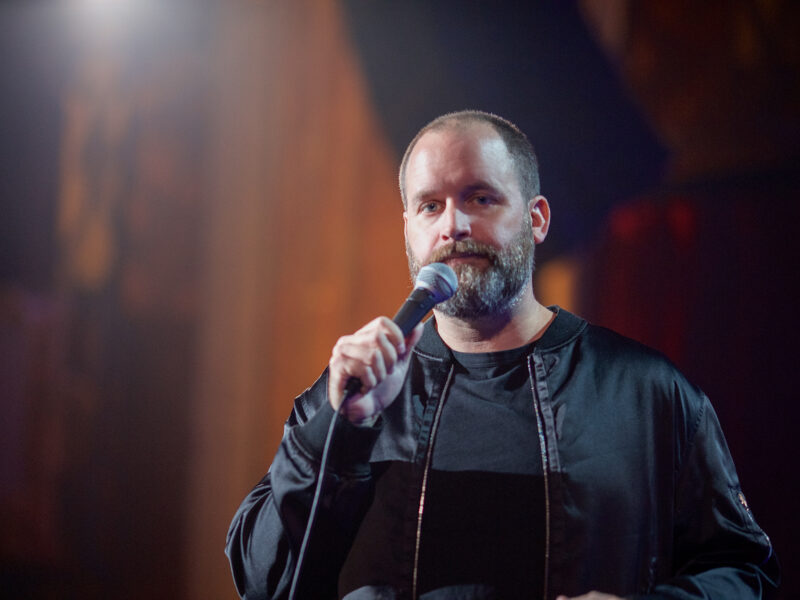 Tom Segura, o comediante bilingue que transformou uma petição de quarenta mil assinaturas num império no Texas