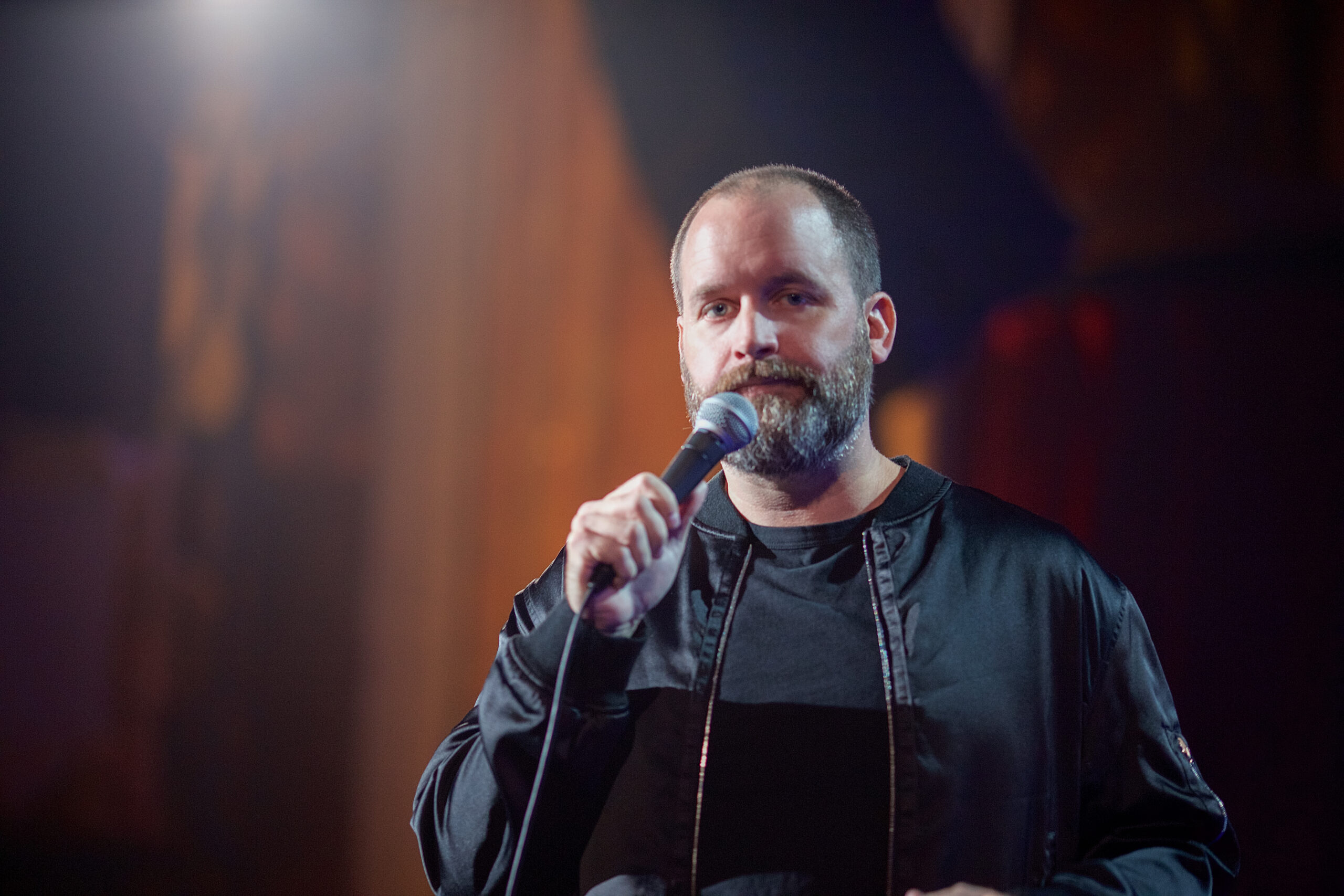 Tom Segura, द्विभाषी कॉमेडियन जिसने चालीस हज़ार हस्ताक्षरों की एक याचिका को टेक्सास के एक साम्राज्य में बदल दिया