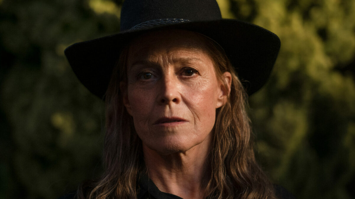 『赤の大地と失われた花』（2023年）をAmazonプライム・ビデオで：シガニー・ウィーバー主演のハートフル・シリーズ