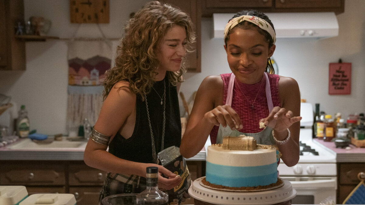 ヤラ・シャヒディとオデッサ・アジオンが出演する映画『バーでケーキを食べながら』（2023年）が、プライム・ビデオで配信中。予告編は以下から！