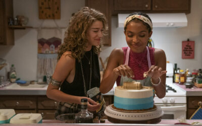 ヤラ・シャヒディとオデッサ・アジオンが出演する映画『バーでケーキを食べながら』（2023年）が、プライム・ビデオで配信中。予告編は以下から！