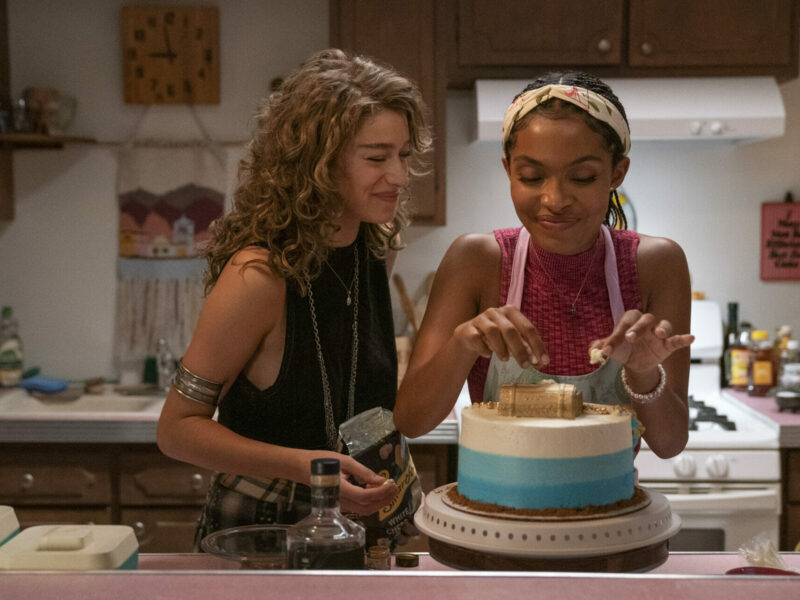 ヤラ・シャヒディとオデッサ・アジオンが出演する映画『バーでケーキを食べながら』（2023年）が、プライム・ビデオで配信中。予告編は以下から！