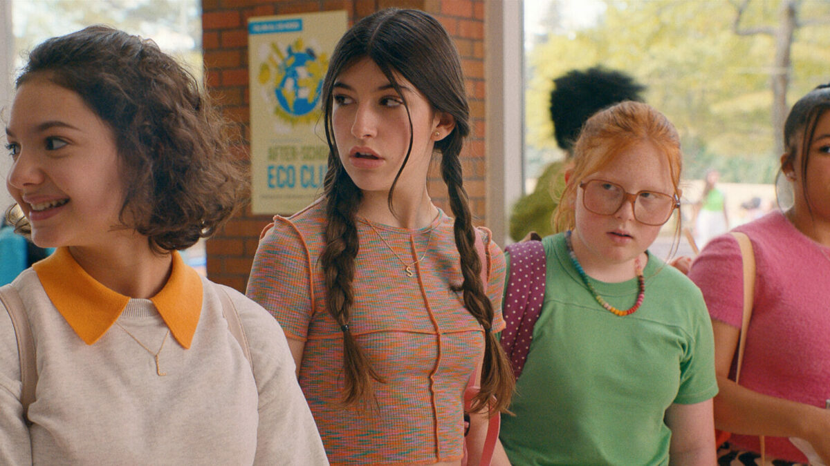 „Nu ai ce căuta la bat mitzvahul meu” (2023) – Film pe Netflix. Recenzie: O comedie adolescentină simpatică și clasică