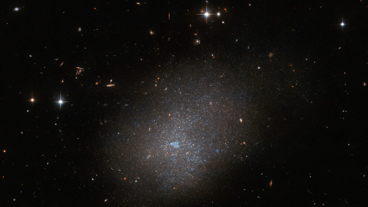 El Hubble Observa una Galaxia Vecina Brillante