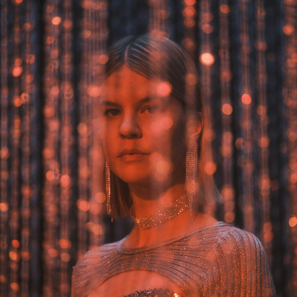 La chanteuse pop Eli Rose lance son nouveau simple « N’oublie pas », mettant en vedette Koriass | Écoutez cette belle chanson ici