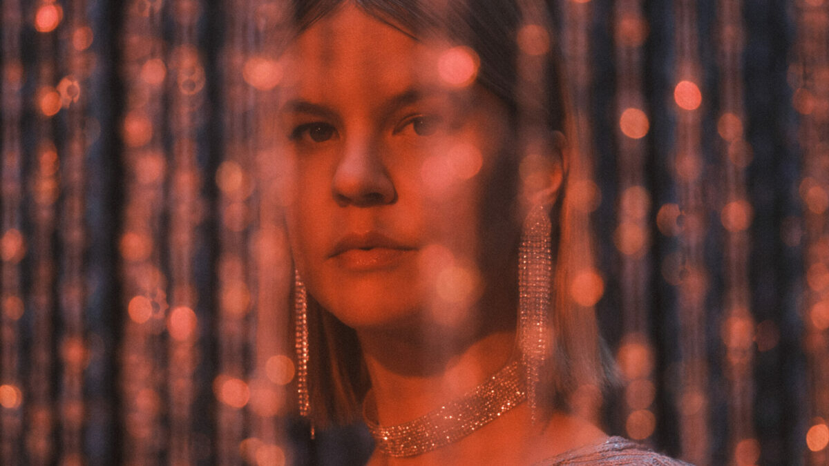 La chanteuse pop Eli Rose lance son nouveau simple « N’oublie pas », mettant en vedette Koriass | Écoutez cette belle chanson ici