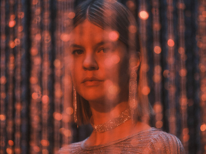 La chanteuse pop Eli Rose lance son nouveau simple « N’oublie pas », mettant en vedette Koriass | Écoutez cette belle chanson ici