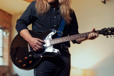 „Agnes“, das neue Album von Keegan McInroe, wird heute veröffentlicht! | Schaut euch das Musikvideo zur Single ‚Old Road‘ an und seht euch die Tourdaten hier an!