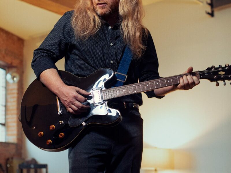 „Agnes“, das neue Album von Keegan McInroe, wird heute veröffentlicht! | Schaut euch das Musikvideo zur Single ‚Old Road‘ an und seht euch die Tourdaten hier an!