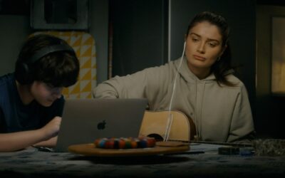 «Flora y su hijo Max’ (2023) | Película en Apple TV+. Crítica: Nos seduce con todas sus imperfecciones y sencillez
