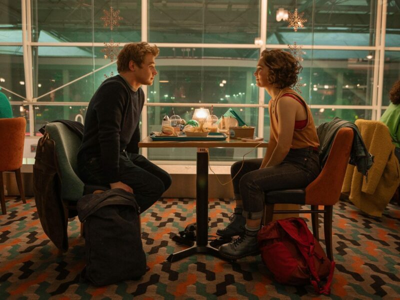 《初见倾心》(2023) – Netflix 上的一部电影。回顾：只是另一部浪漫喜剧？