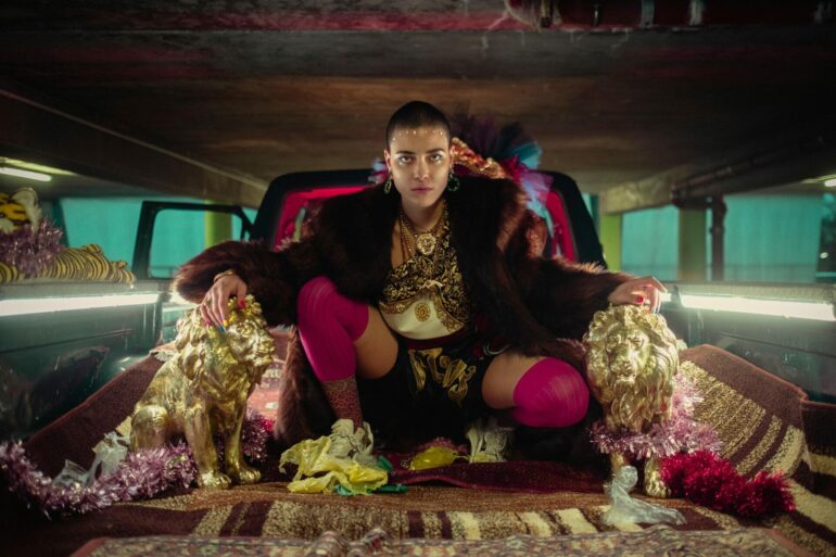 《叛逆青春变奏曲》（2023）–Netflix 系列。回顾：探索当下的传统、文化和音乐风格