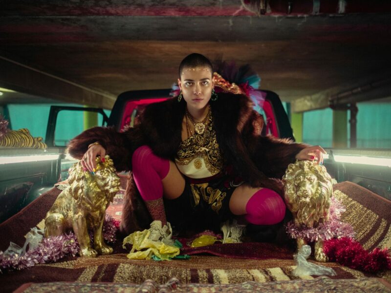 『インファミア』 (2023) – Netflixシリーズ・レビュー：伝統、文化、音楽スタイルの現在を探る