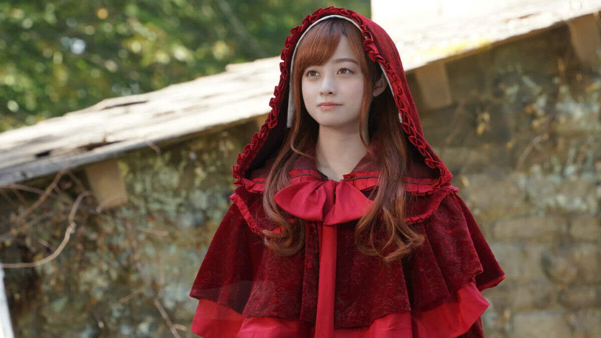 ‘빨간 모자, 여행을 떠나 시체를 만났습니다’ (2023) – 넷플릭스 영화. 리뷰: 웃기지는 않지만 재미있는 패러디, 로맨스가 가미된 영화