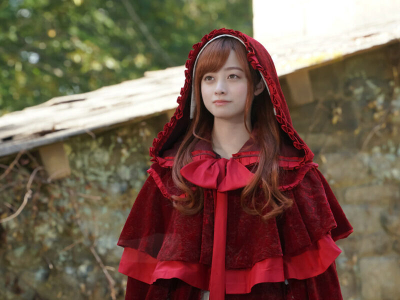 ‘빨간 모자, 여행을 떠나 시체를 만났습니다’ (2023) – 넷플릭스 영화. 리뷰: 웃기지는 않지만 재미있는 패러디, 로맨스가 가미된 영화