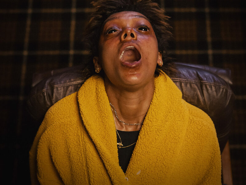 “톡 투 미” (2023) 영화 리뷰: 탄탄한 공포 영화