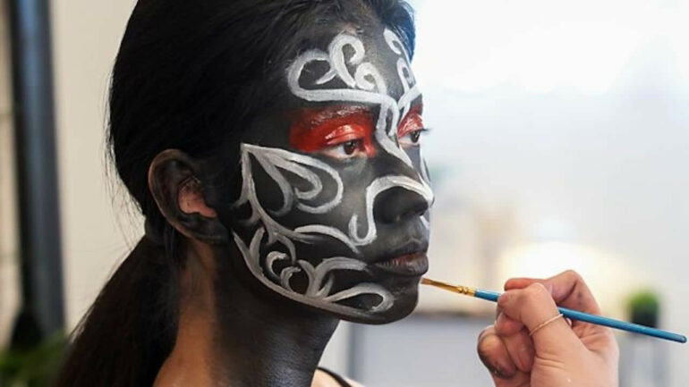 《美颜大师》（2019年至今）第五季–Netflix真人竞技秀：化妆大师班