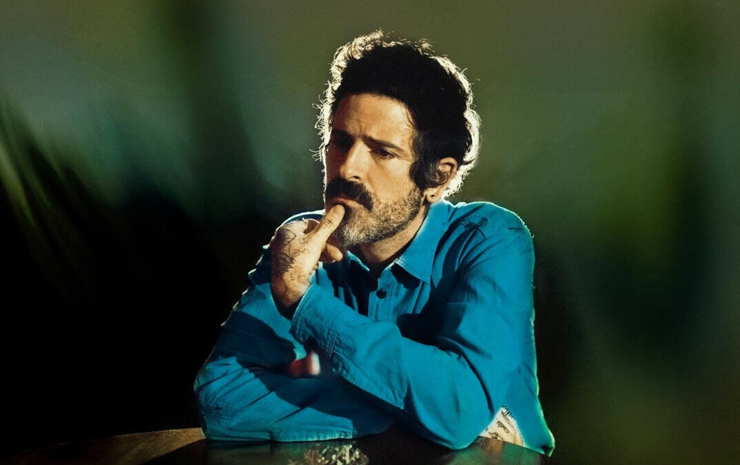 Devendra Banhart estrena «Fireflies», el último adelanto de su nuevo disco «Flying Wig» | ¡Aquí tenéis el nuevo videoclip & las fechas de su gira por España!