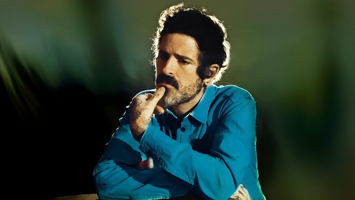 Devendra Banhart estrena «Fireflies», el último adelanto de su nuevo disco «Flying Wig» | ¡Aquí tenéis el nuevo videoclip & las fechas de su gira por España!
