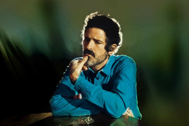 Devendra Banhart estrena «Fireflies», el último adelanto de su nuevo disco «Flying Wig» | ¡Aquí tenéis el nuevo videoclip & las fechas de su gira por España!
