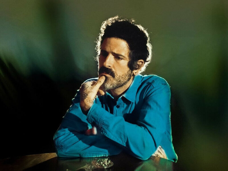 Devendra Banhart estrena «Fireflies», el último adelanto de su nuevo disco «Flying Wig» | ¡Aquí tenéis el nuevo videoclip & las fechas de su gira por España!