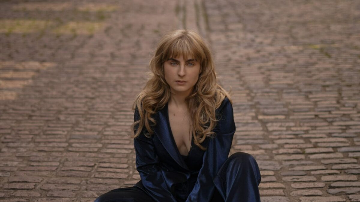 “Sexless,” Mary Middlefield’s new openhearted single is here! | Check out the snazzy music video for this track by the acclaimed songstress!