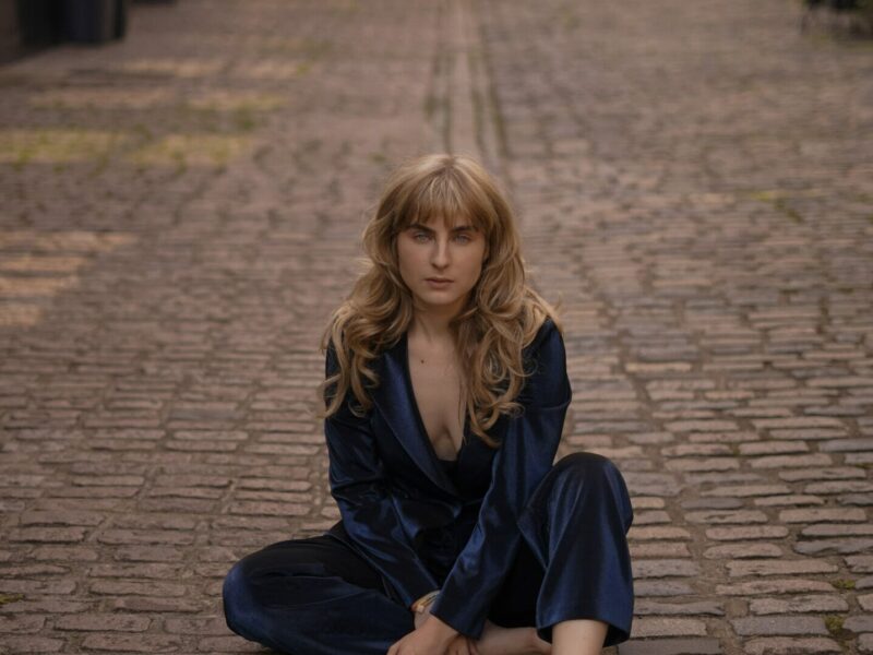 “Sexless,” Mary Middlefield’s new openhearted single is here! | Check out the snazzy music video for this track by the acclaimed songstress!