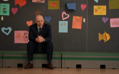 «Papás a la antigua» (2023) | Película en Netflix. Crítica: Si os consideráis un poco fuera de tiempo, esta película os divertirá