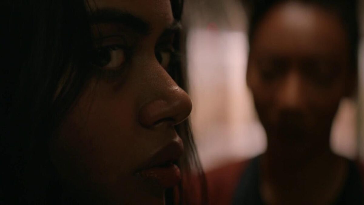 «Vive dentro» (2023). Película de terror. Crítica: No destaca ni parece ofrecer nada original al género