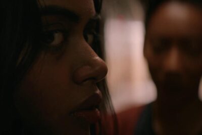 “It Lives Inside” (2023). Horror Movie. Review: A “neither… nor” movie. It doesn’t stand out, and it doesn’t offer anything original to the genre