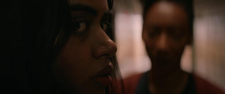 《深居在内》(2023) | 恐怖片评论：缺乏原创性，未能在同类影片中脱颖而出