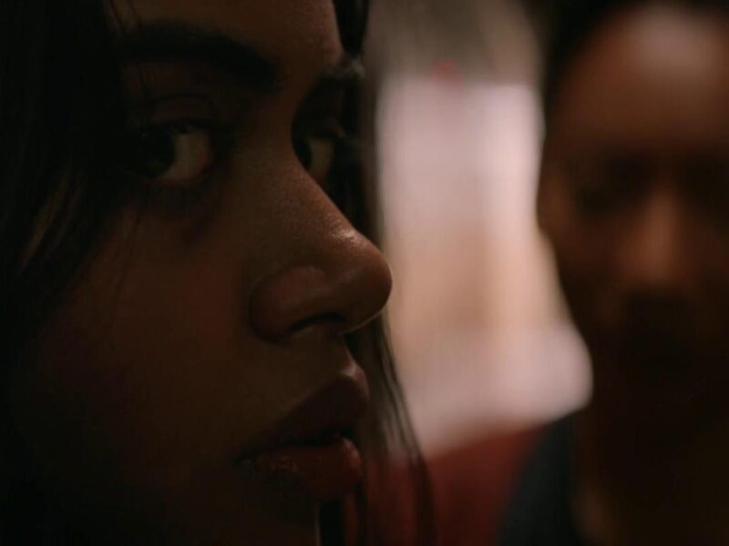 “잇 리브즈 인사이드” (2023) | 공포 영화 리뷰: 독창성이 부족하고 눈에 띄지 않음