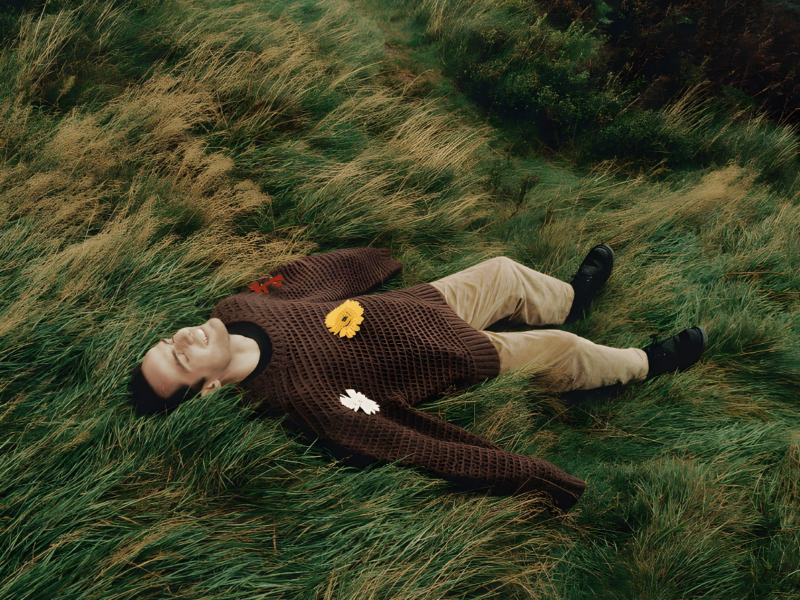 Jordan Rakei, the renowned multi-instrumentalist, vocalist, producer, and songwriter, drops new single and video for “Flowers” | Give it a listen!