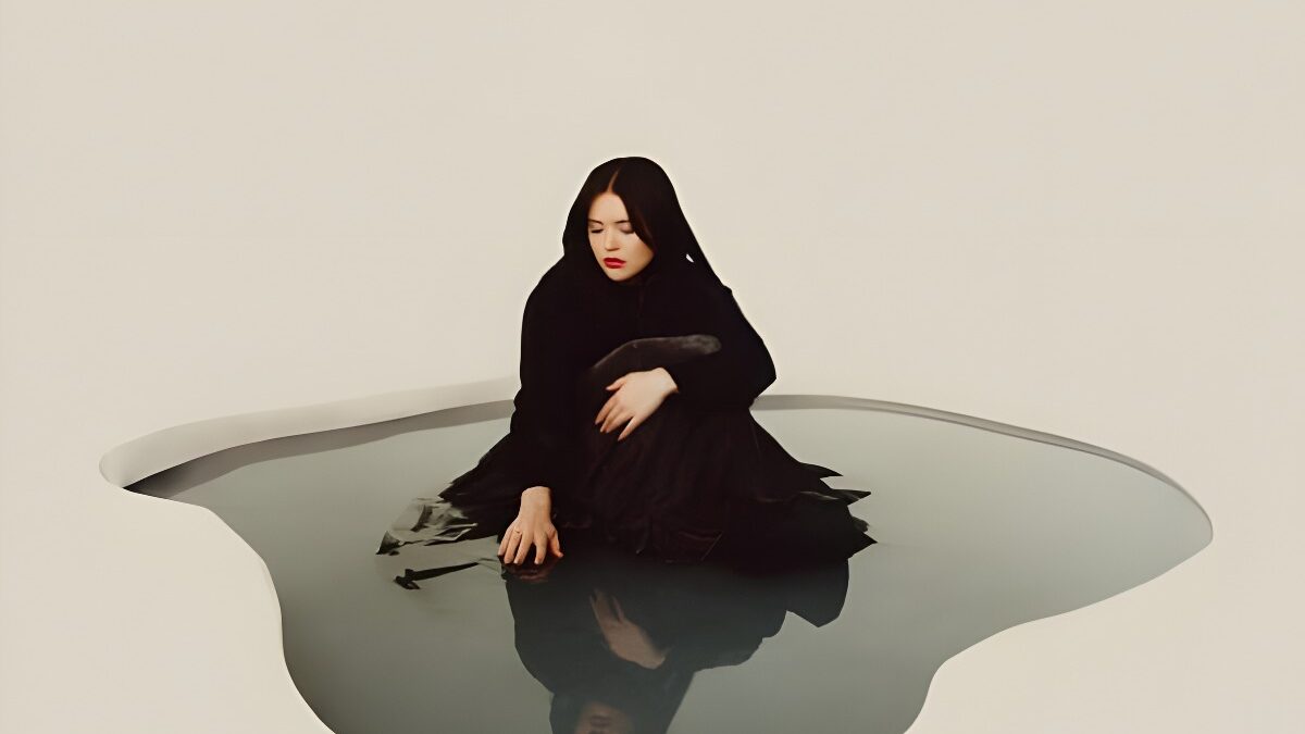 Lauren Spencer Smith Shares Music Video for the track “Sad Forever” – The Acclaimed Singer-Songwriter Is Currently on Her “Mirror” Tour