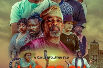 “반짝이는 재앙” (2023) 넷플릭스 영화. 리뷰: 영화적 광채는 부족하지만 영리한 각본