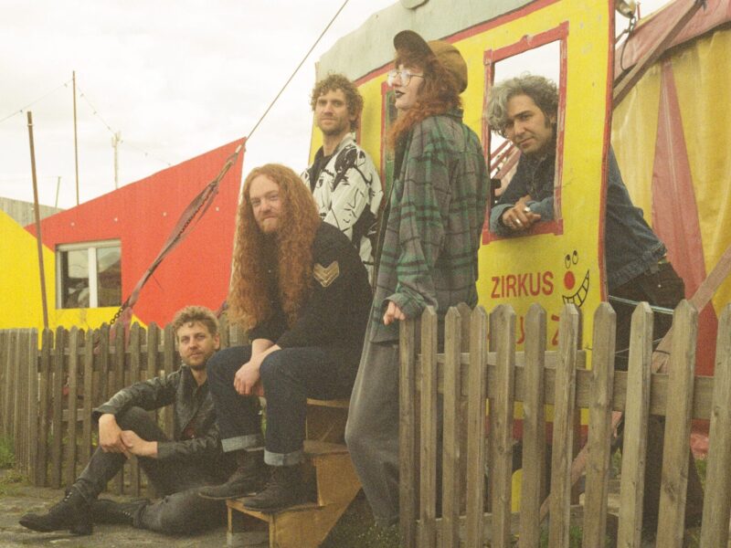 King Dream Tour | Gute Melodien mit Retro-Touch | Sehen Sie sich ihr Musikvideo an!