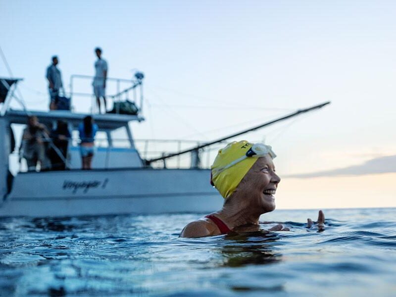 《泳不放弃》（2023）- Netflix电影。评论：乔迪·福斯特和安妮特·贝宁合作