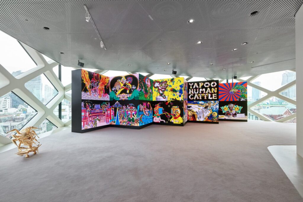 プラダ財団2023 年 11 月 3 日から 2024 年 1 月 29 日まで、プラダ 青山店にて「PARAVENTI: KEIICHI TANAAMI – パラヴェンティ:田名網 敬一」展を開催