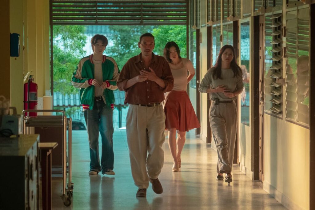 《冒牌一家亲》: Netflix系列剧。这是一部关于家庭价值观的喜剧剧情片，也是关于近期泰国的一瞥