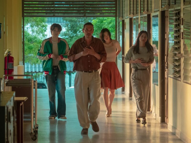 「アナログファミリー」は、Netflixのシリーズで、家族の絆と最新のタイに関する洞察を描いたドラマコメディです