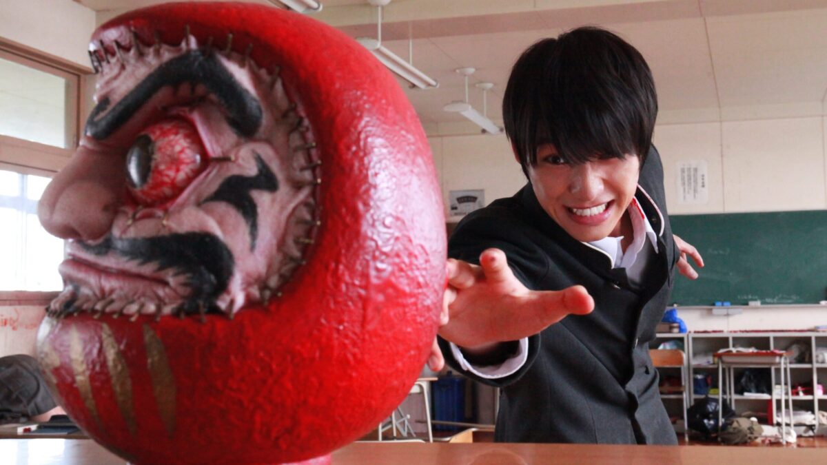 《要听神明的话》一部原创的日本恐怖电影：逃脱房间，喜剧和一点点血腥