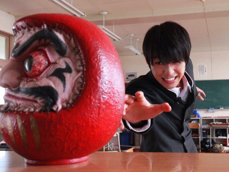 안녕하세요! 2014년에 개봉한 일본 공포 영화 ‘신이 말하는 대로’은 탈출 게임, 코미디, 약간의 고어 요소가 혼합된 독창적인 영화입니다