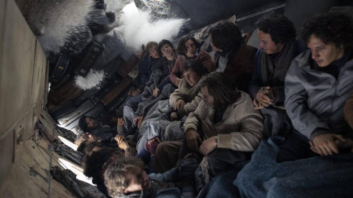 La società della neve – Film su Netflix: Una storia di sopravvivenza magnificamente narrata