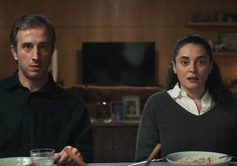 Ropot de aplauze (2024): Un serial turcesc de pe Netflix despre părinți și copii cu un simț al umorului diferit de cel obișnuit