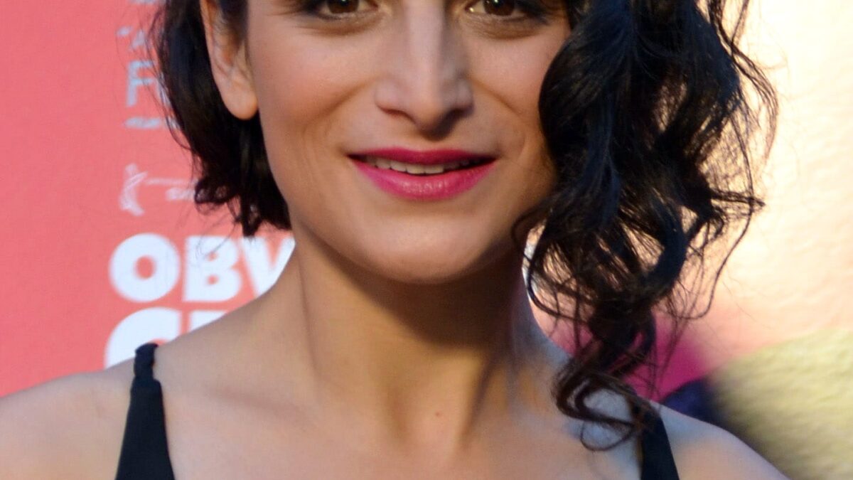 珍妮-斯莱特是谁？女演员兼脱口秀喜剧演员