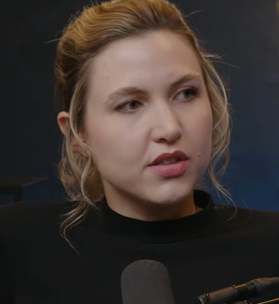 Chi è Taylor Tomlinson? Stella della stand-up comedy