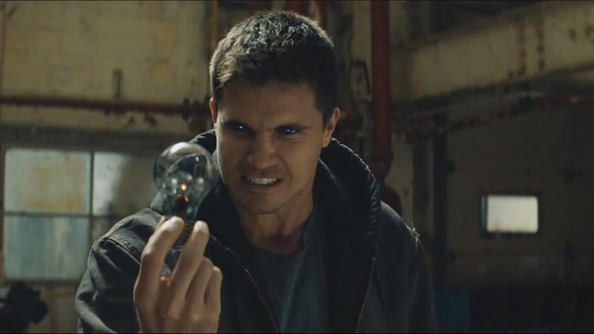 《8 号警报》（2019）影评：强盗与超级英雄的乌托邦