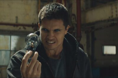 Code 8 (2019) Filmkritik: Ein dystopisches Märchen von Räubern und Superhelden