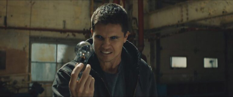 《8 号警报》（2019）影评：强盗与超级英雄的乌托邦