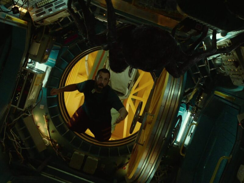 O Astronauta (2024) | Filme da Netflix: Adam Sandler, Kafka e uma aranha gigante na vastidão de um abismo infinito
